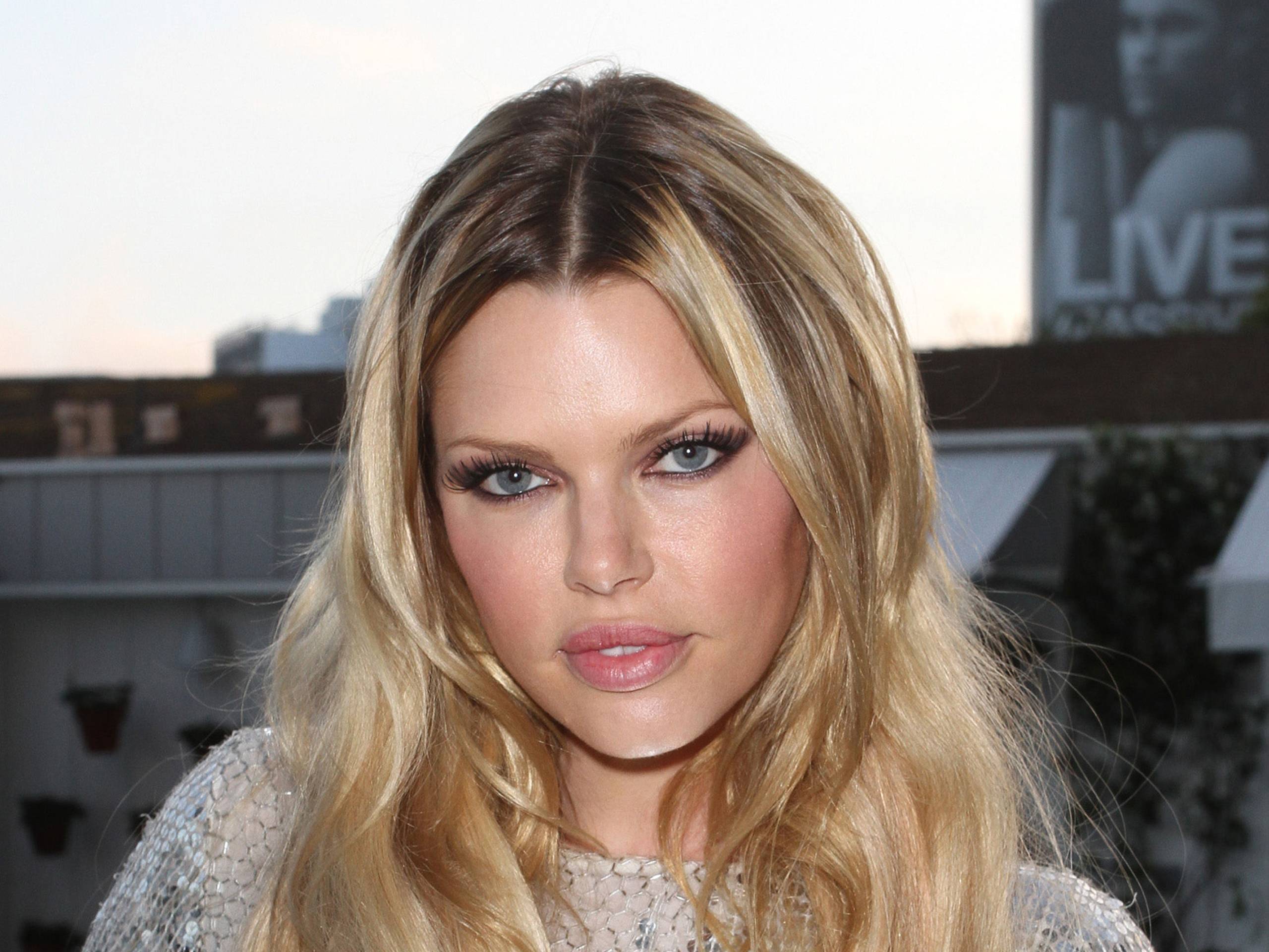 Wallpaper Desktop Sophie Monk 2560 X 1920 419 Kb Jpeg. TUTORIAL