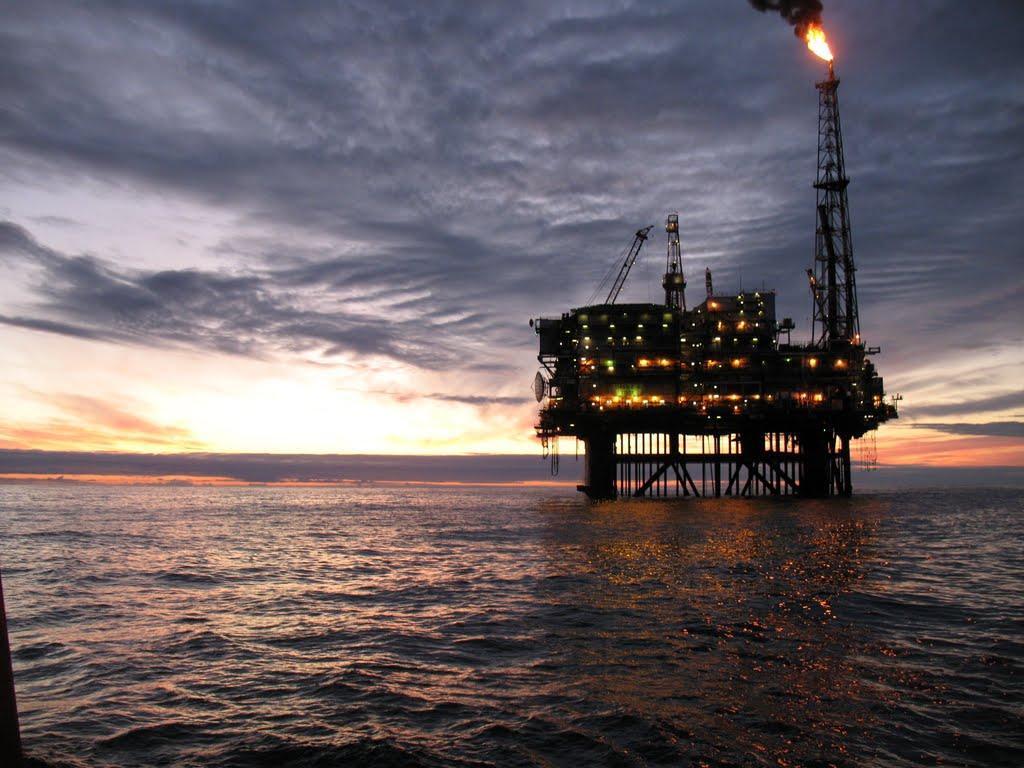 Panoramio of Thistle oil rig just before sunset