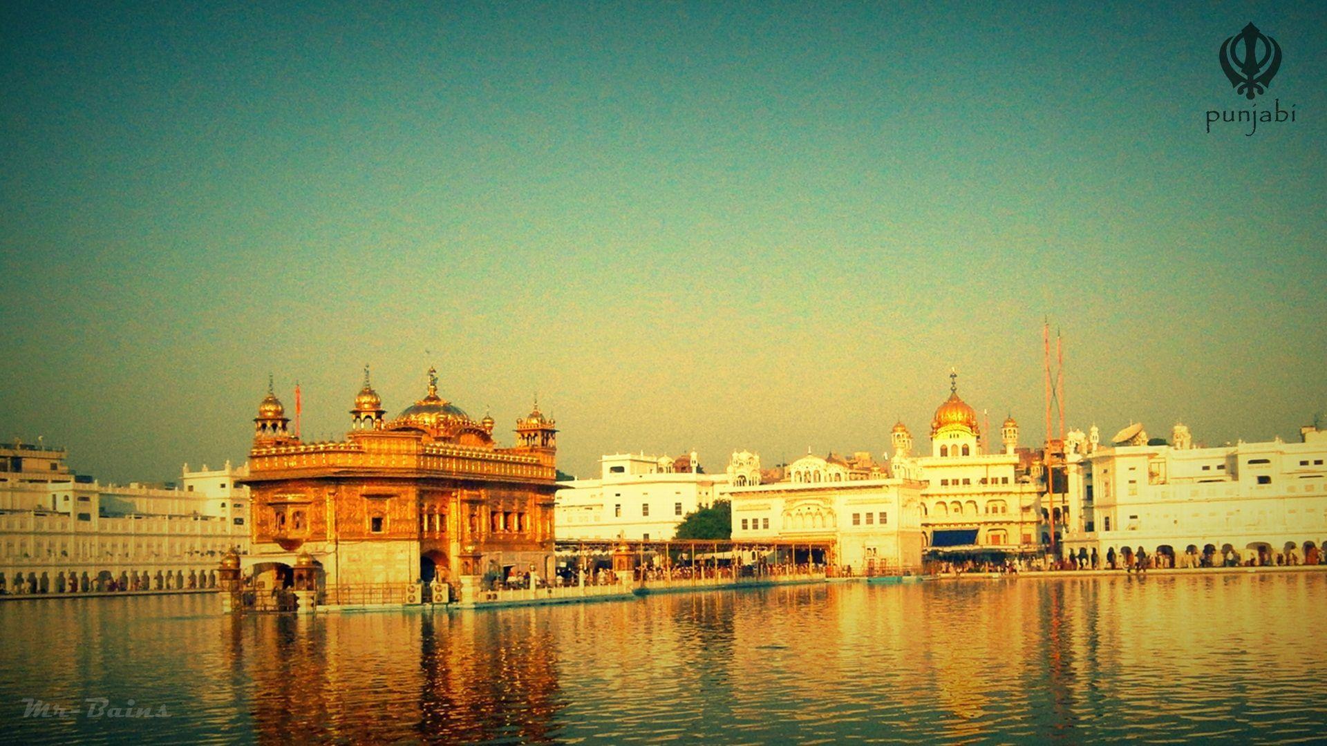 Harmandir Sahib in Amritsar, Punjab, India wallpaper