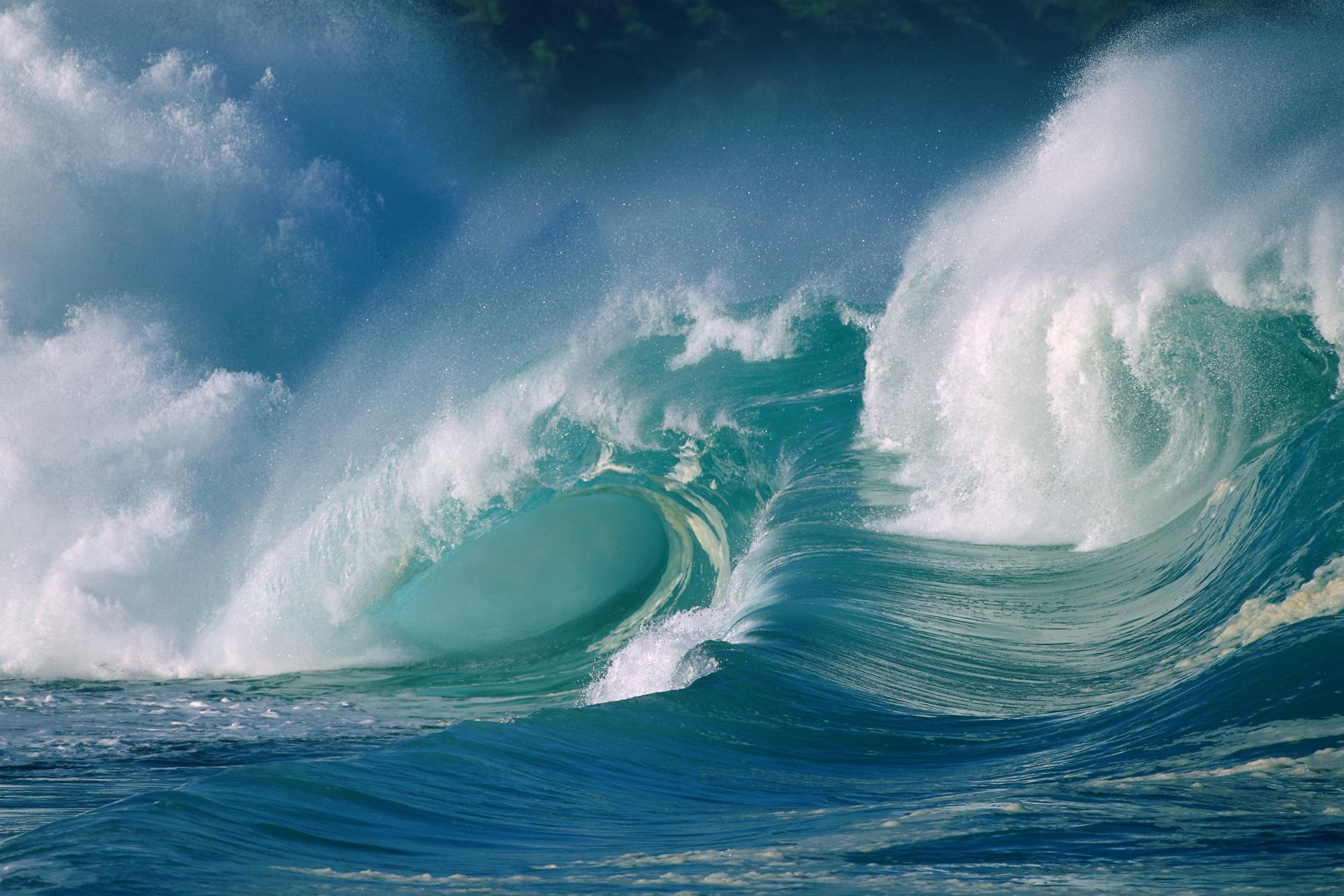 Big waves on Pacific ocean free desktop background