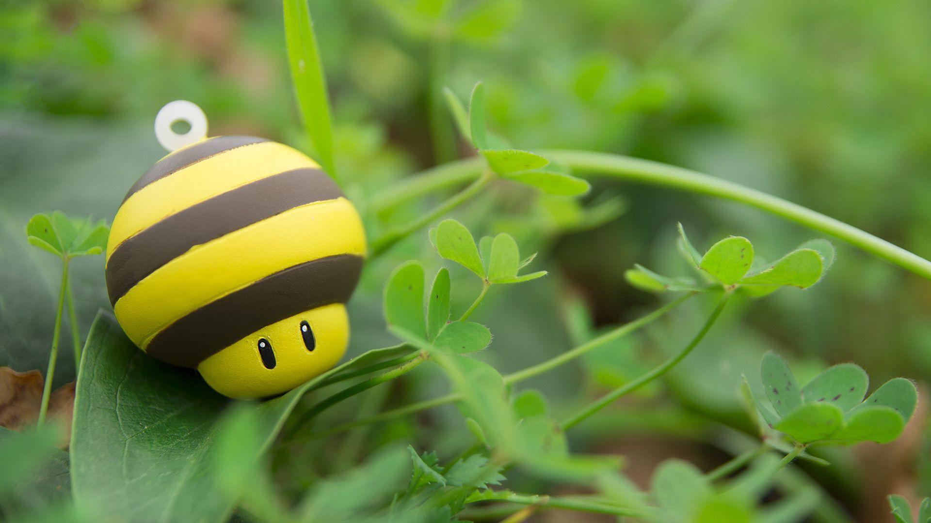 Bee Mushroom in the grass wallpaper