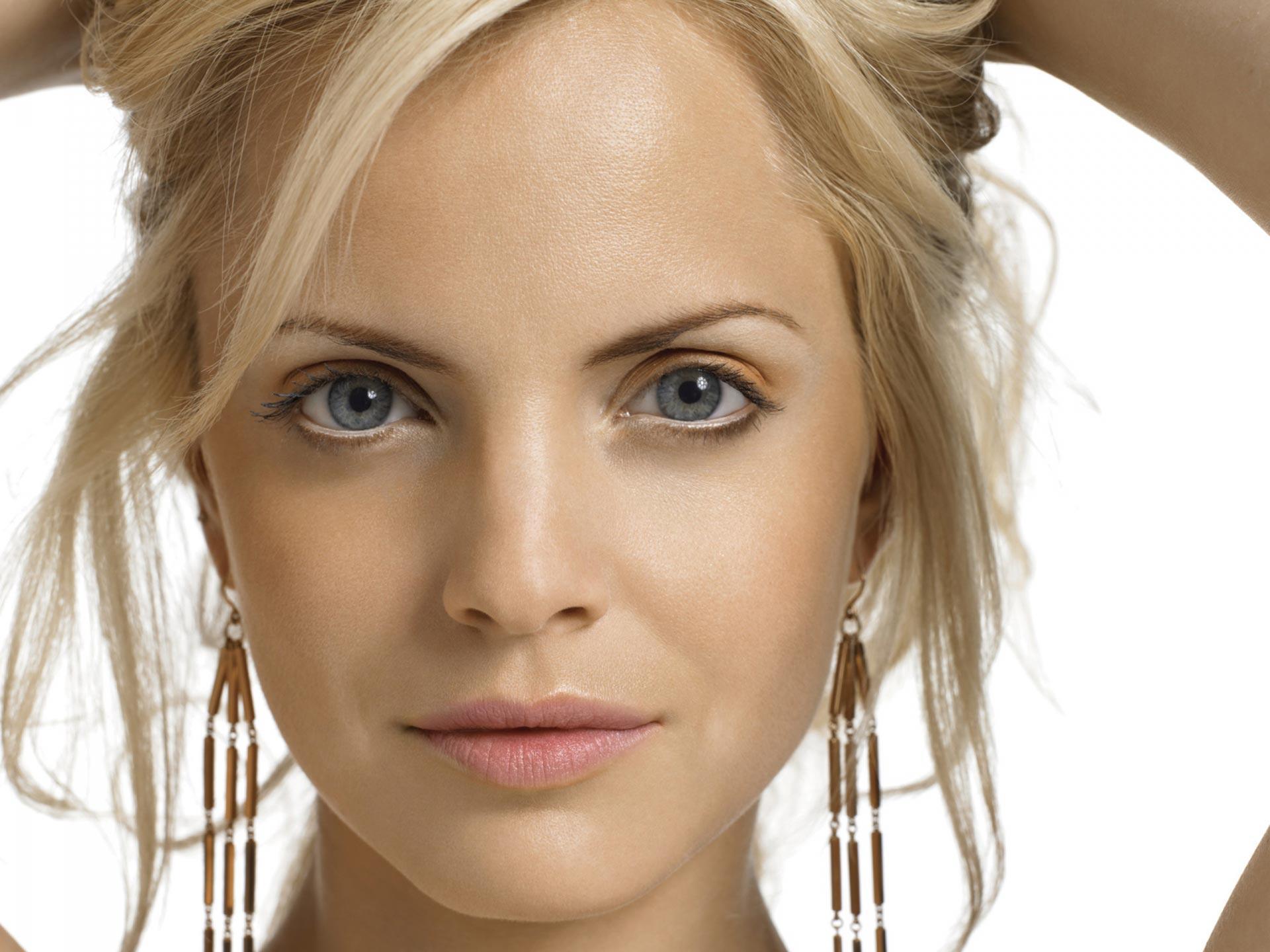 Desktop background // Celebrities // Female // Mena Suvari