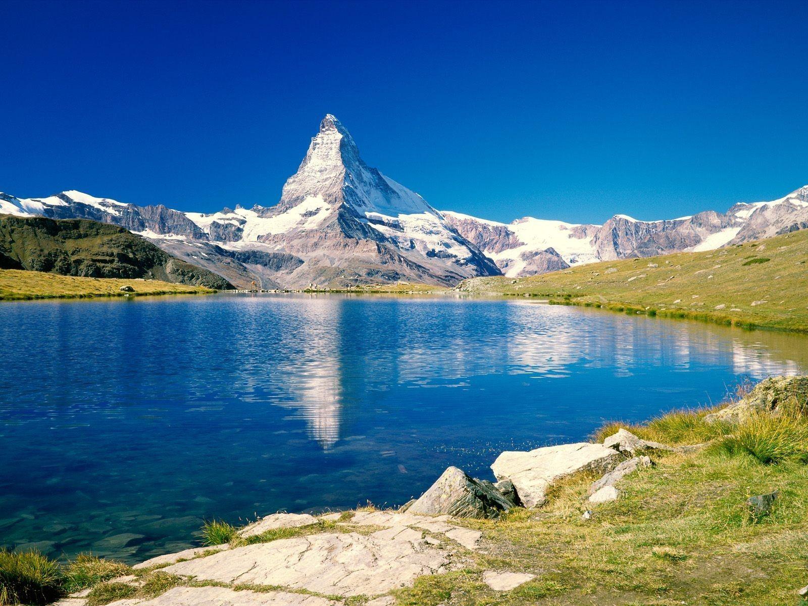 Blue lake and mountain scenery Wallpaper