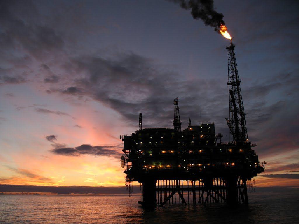 Panoramio of Thistle oil rig at sunset