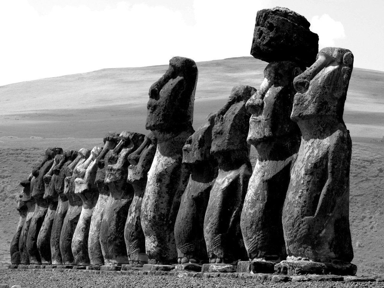 Pascua Moai Statues Easter Island Chile Wallpaper. Travels