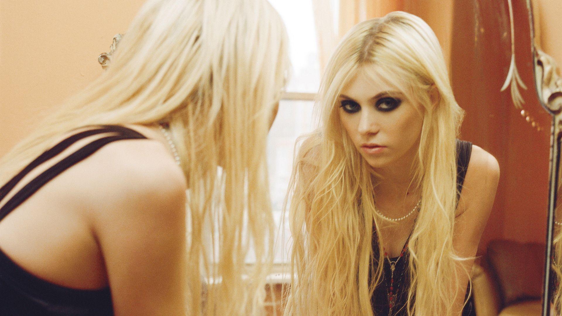 Gorgeous Wallpaper Taylor Momsen Looking in The Mirror HD