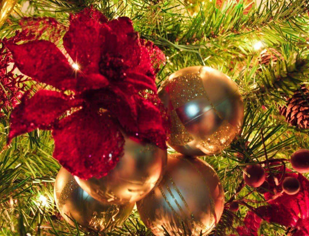 Free christmas desktop wallpaper: Glittering Christmas Ornaments