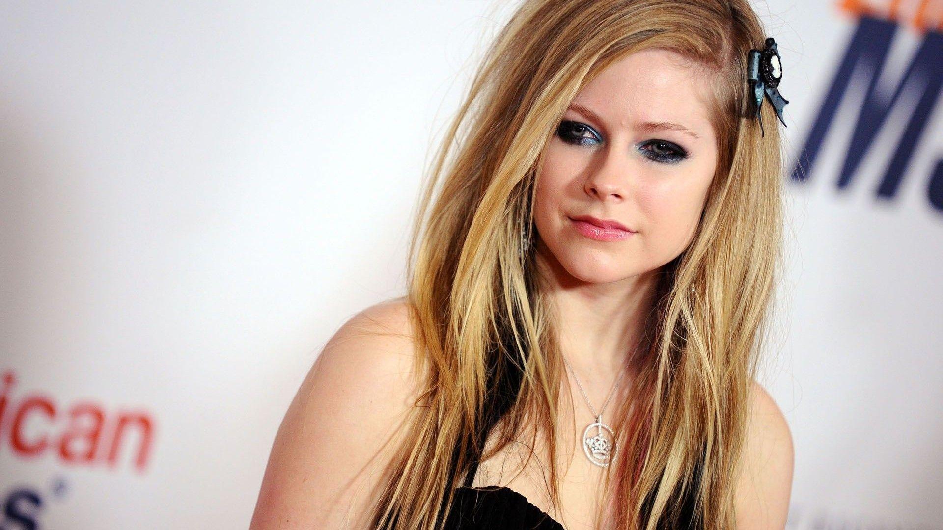Avril Lavigne 2020 без макияжа