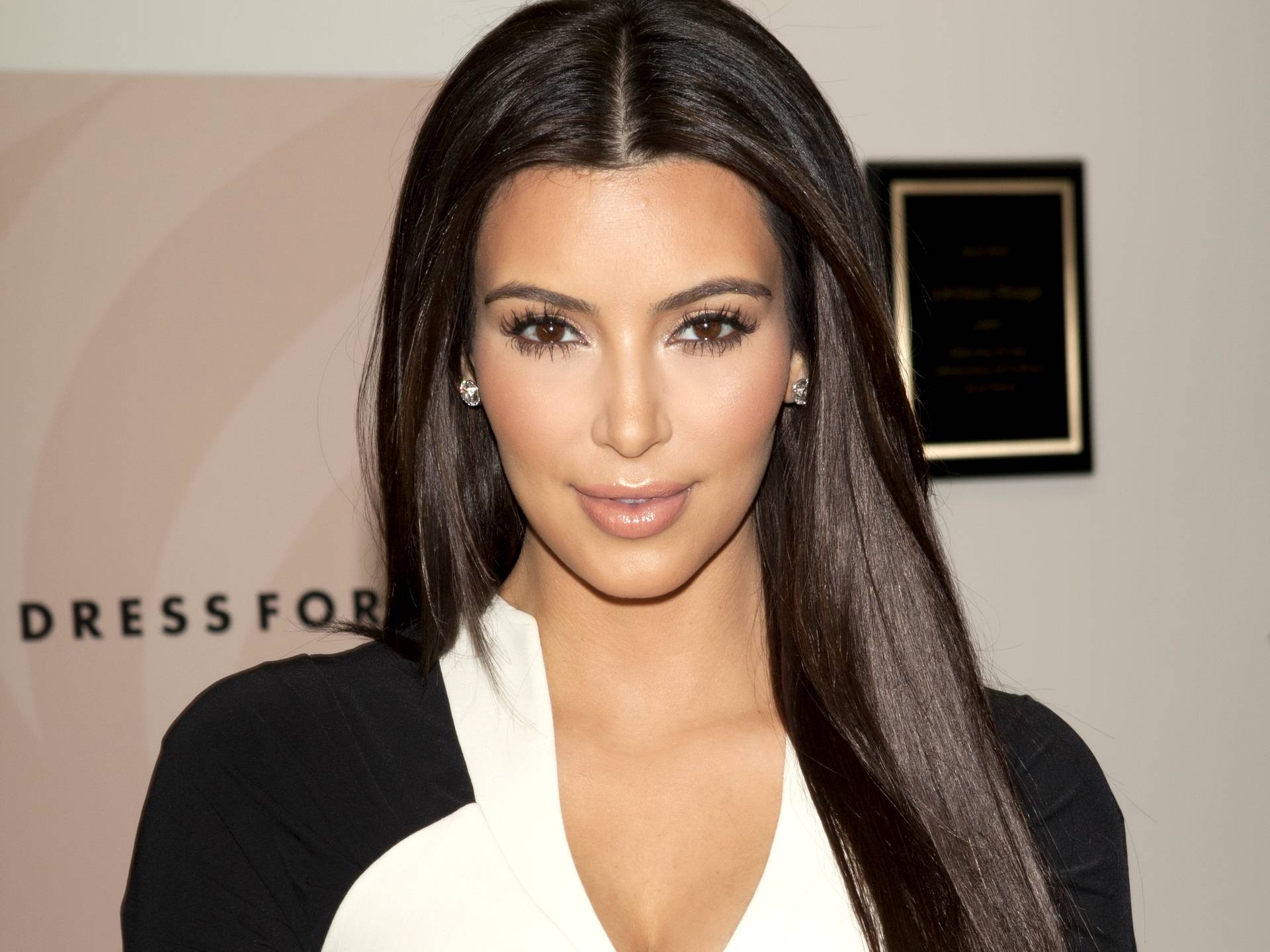 Kim Kardashian In Beautiful Dress Wallpaper&Desktop