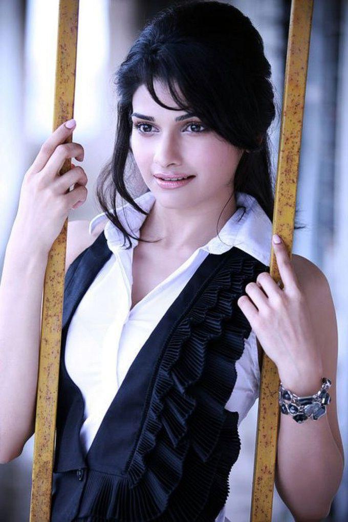 Prachi Desai: Prachi Desai Latest Picture, Image, Wallpaper