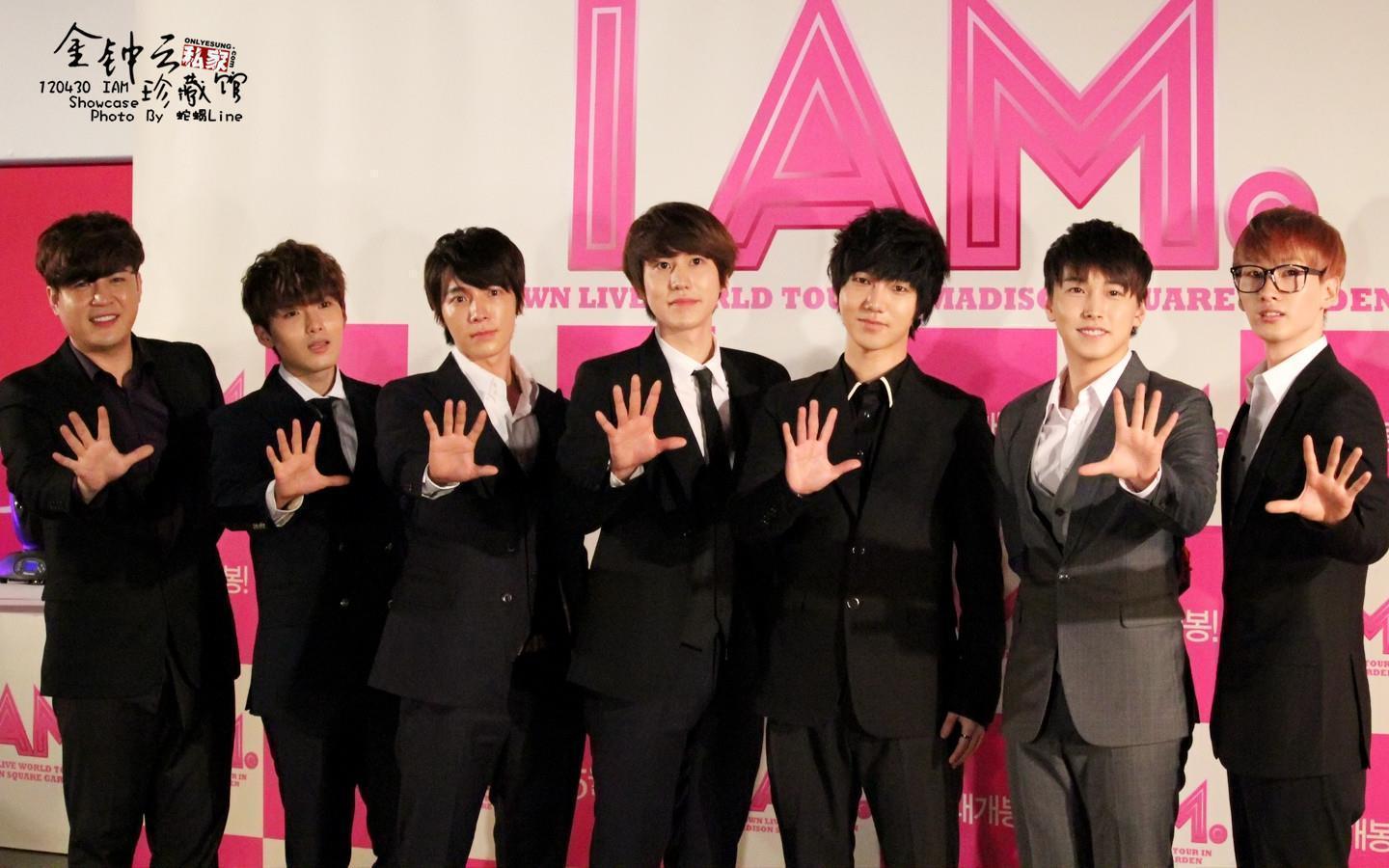 Mickey And Minnie Mouse Dressed As Santa (id: 64474)