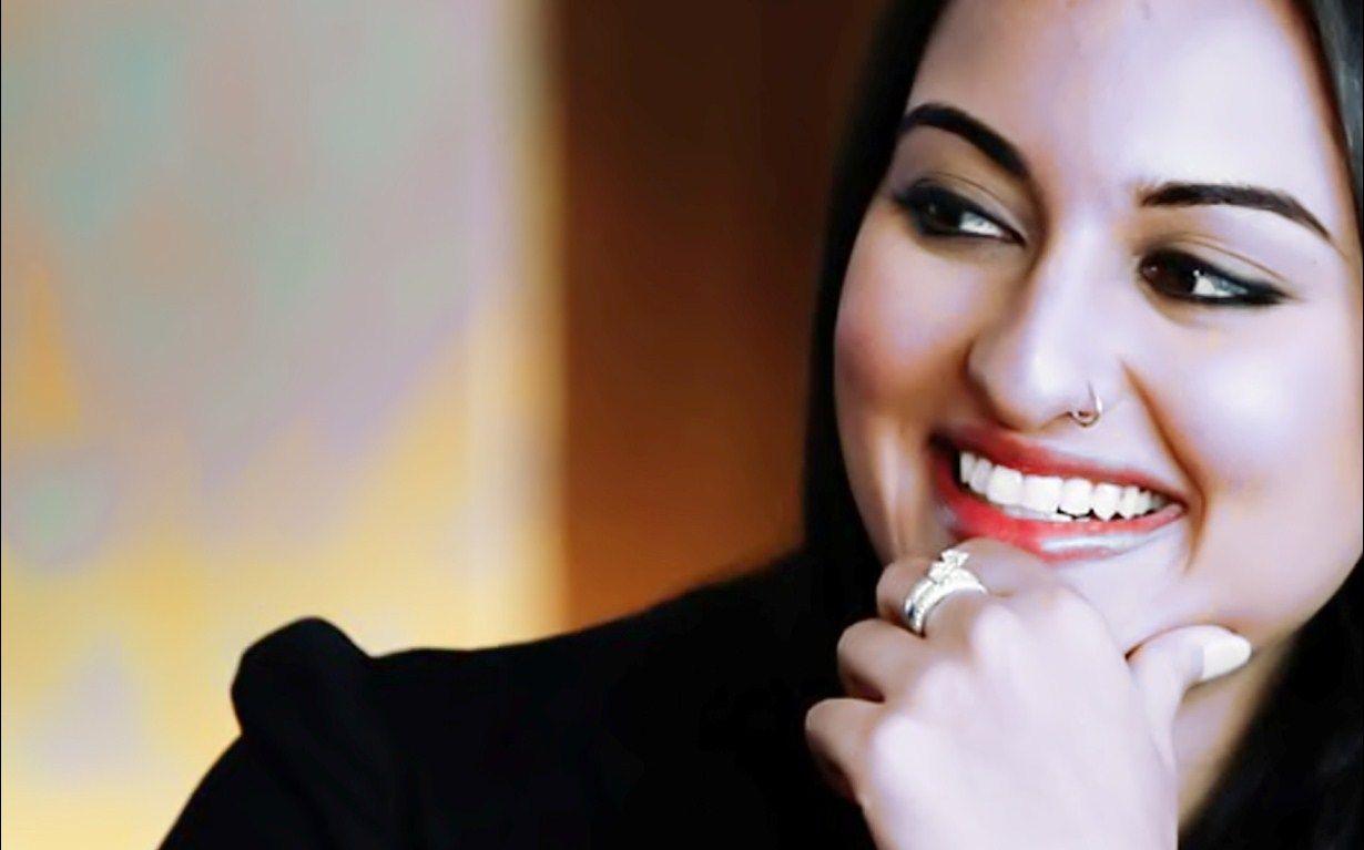 Cute Smile of Sonakshi Sinha Famous Bollywood Actress Wallpaper