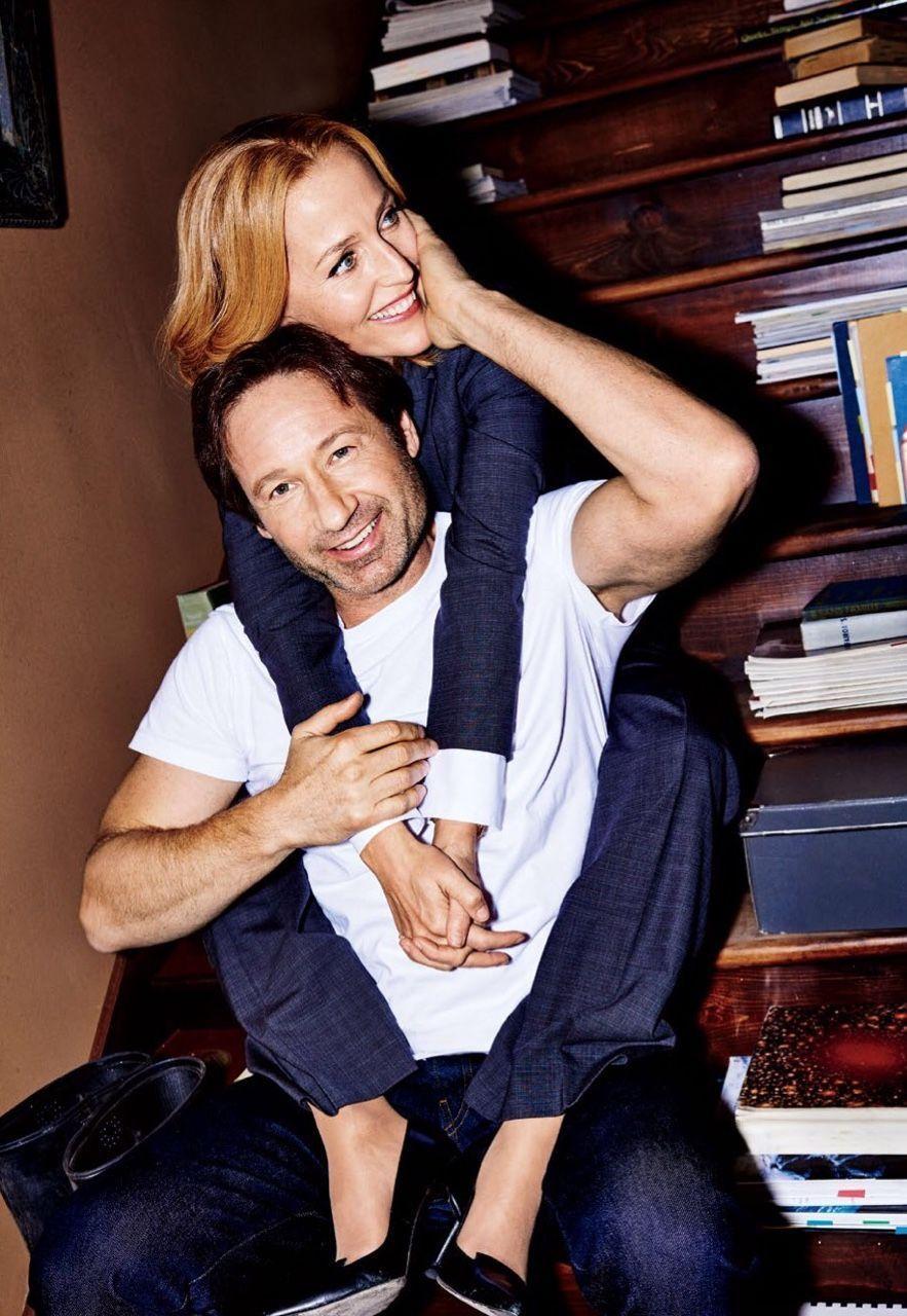 David Duchovny and Gillian Anderson Hug wallpaper HD 2016