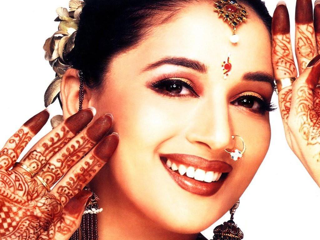 Top Bollywood Actress Madhuri Dixit Wallpaper Image