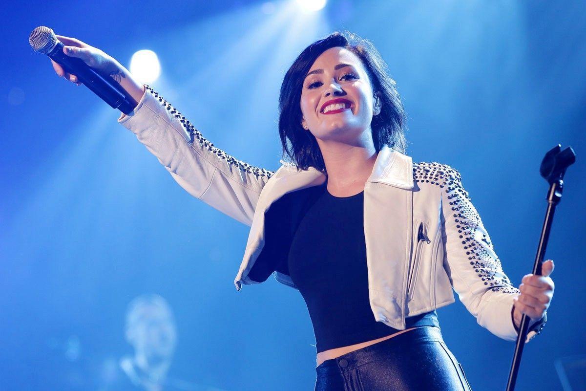 Demi Lovato Performance 2016 HD Wallpaper