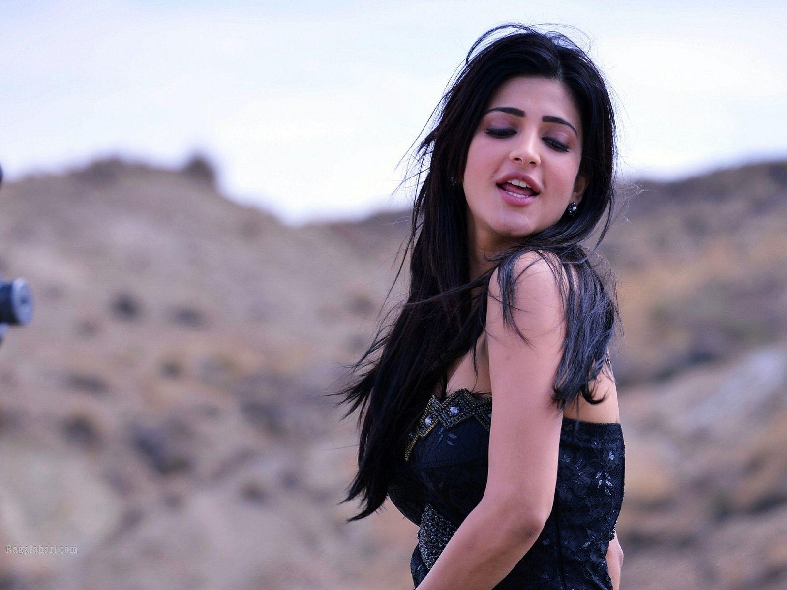 Shruti Hassan new hot and bold pics of 2016