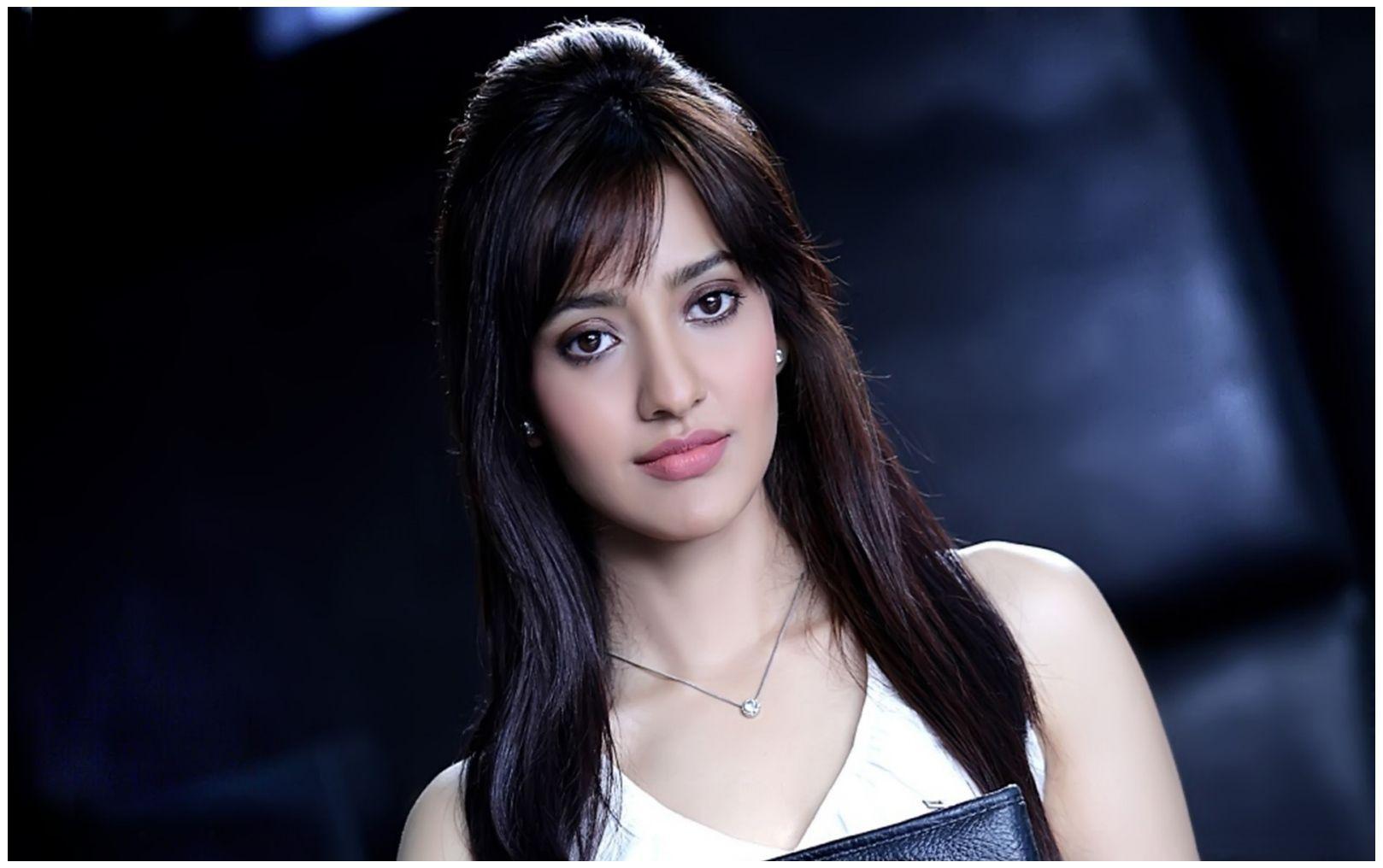 Smart Actress Neha Sharma HD Wallpaper