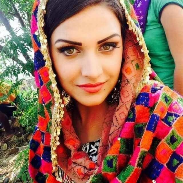 Punjabi Actress Himanshi Khurana Selfies Image. Wallpaperjunk