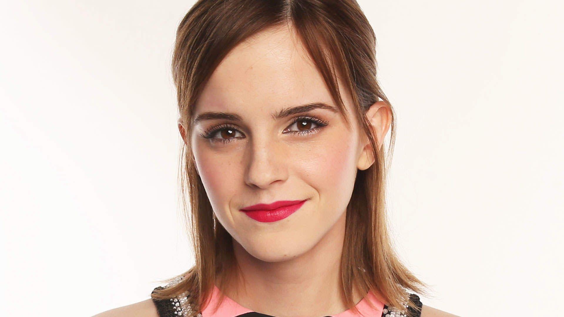 Popular Actress Emma Watson HD Wallpaper