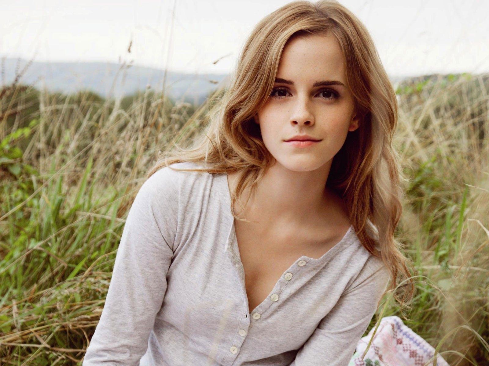Emma Watson Red Lips HD Wallpaper