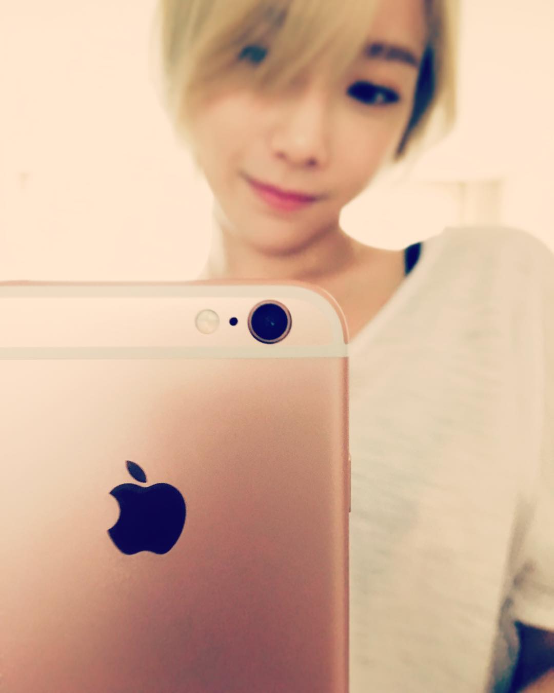 SNSD TaeYeon snap a pretty selfie with her iPhone Wonderful