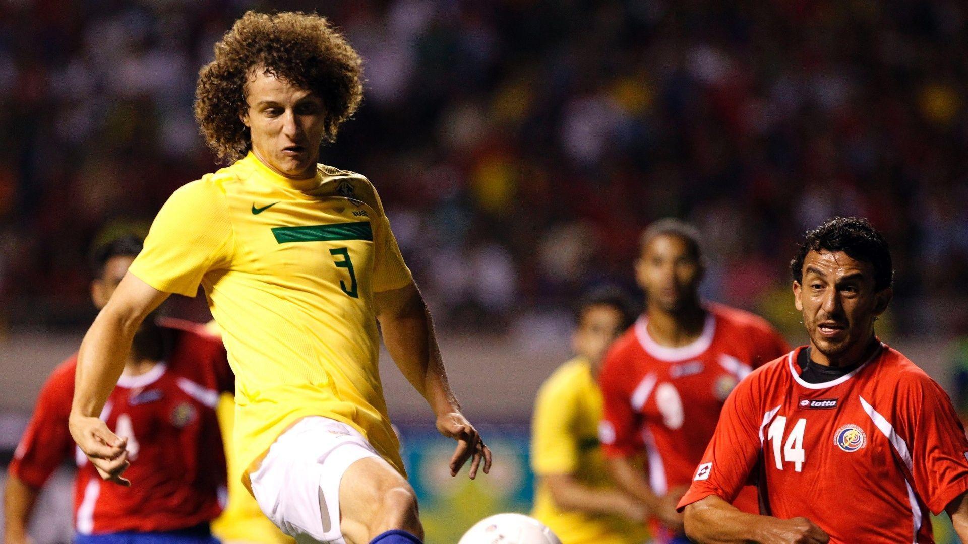 Barcelona interested in David Luiz