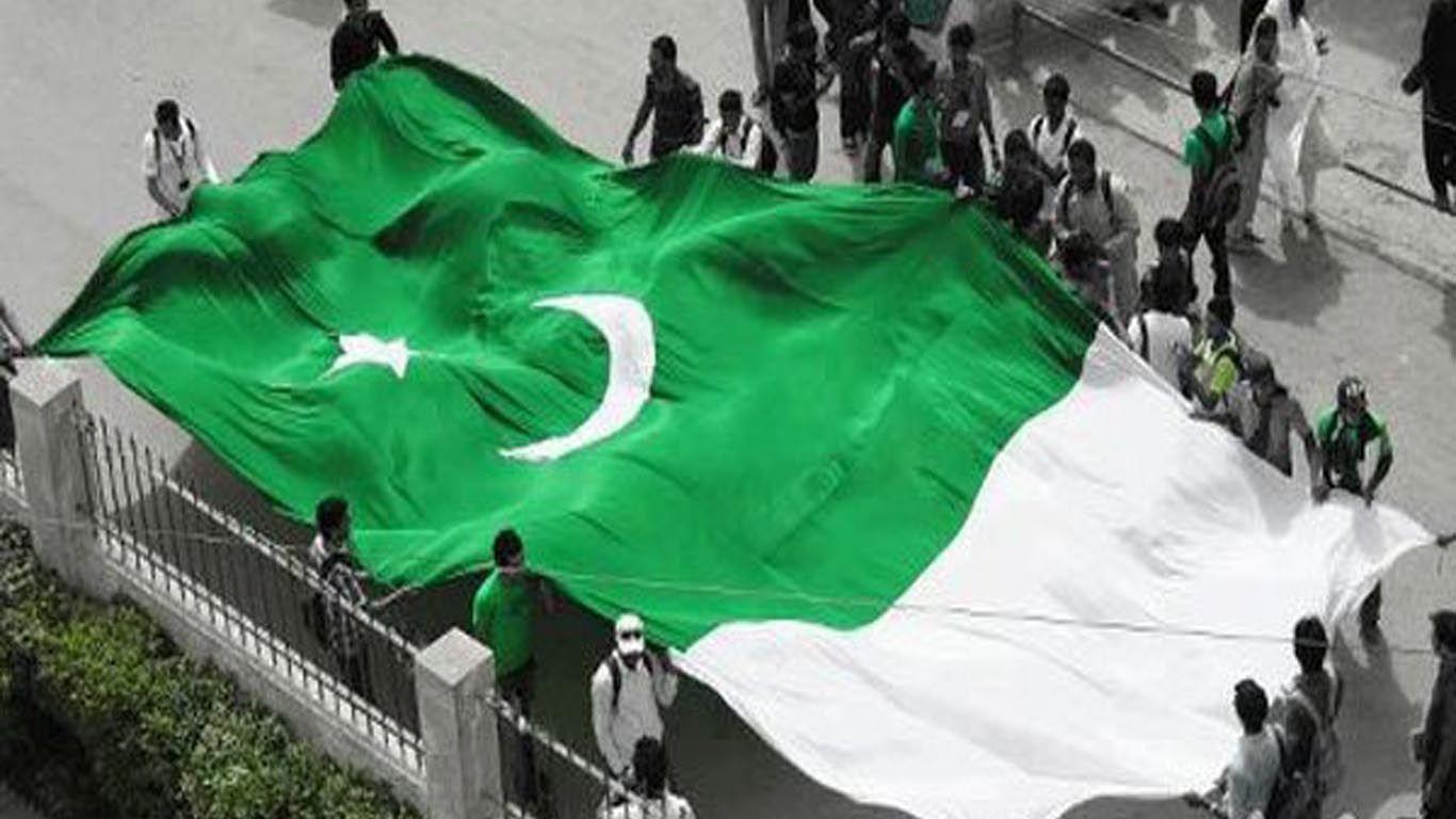 Pakistani People On Independence Day Flag Wallpaper