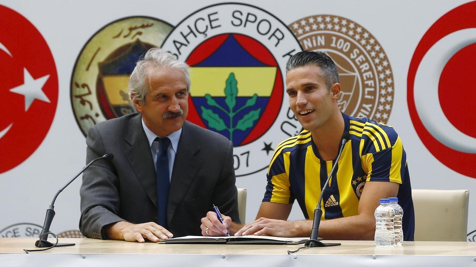 Fenerbahce yet to agree Robin van Persie fee with Manchester