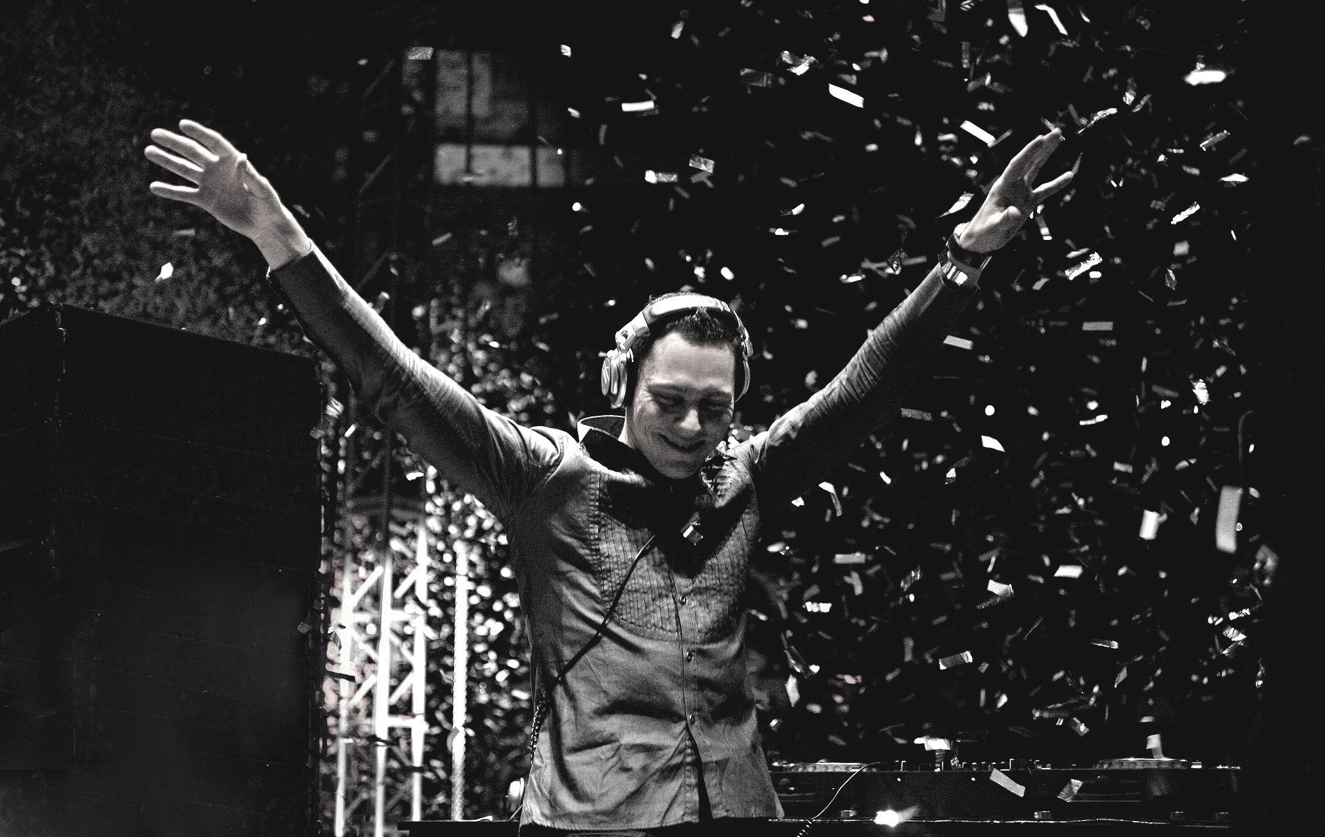 Tiesto Shocks Us All With A Tech House Bootleg of Coldplay&;s