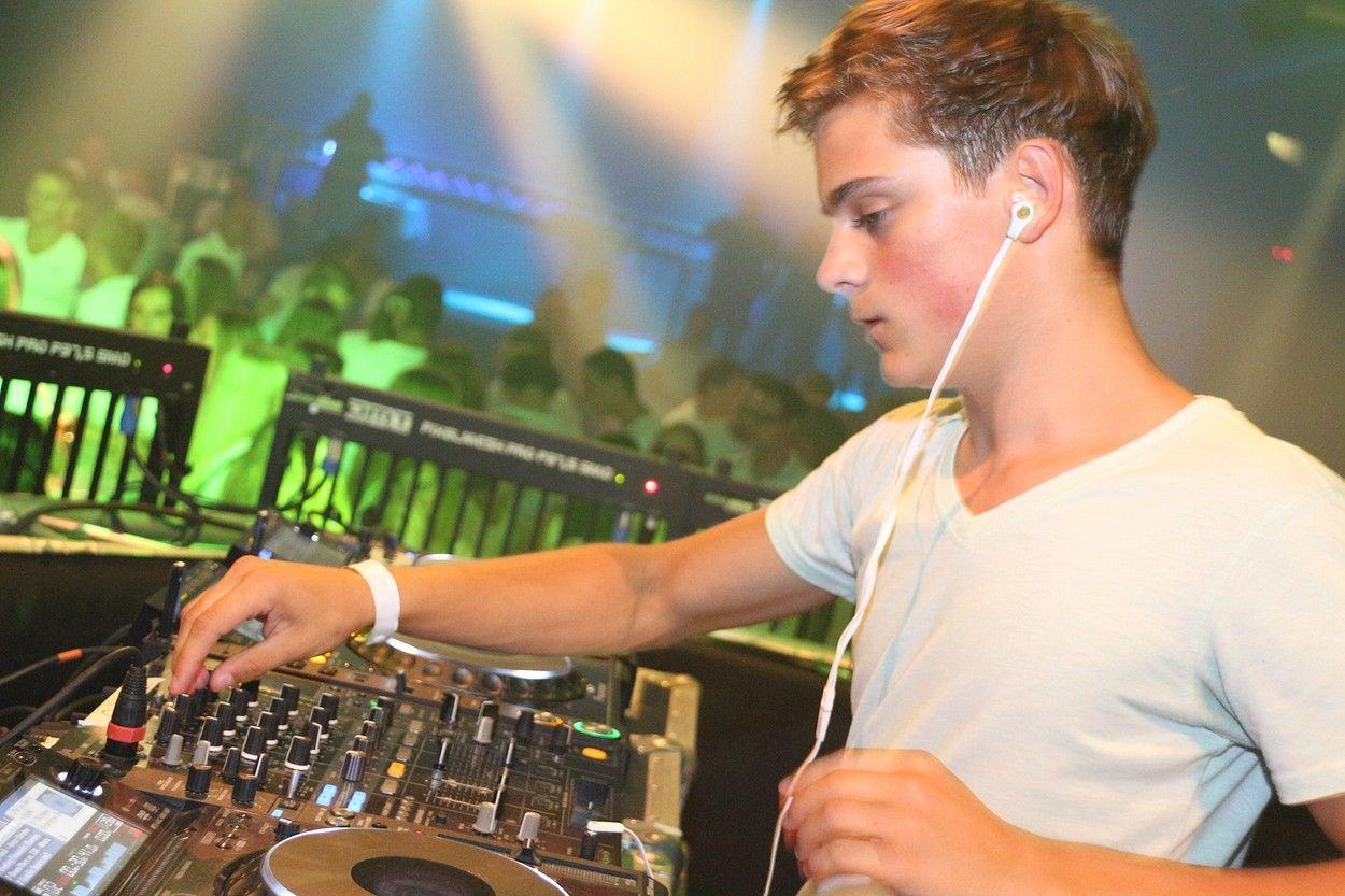 Martin Garrix Plays New Track, &;Wizard&; with Tiësto