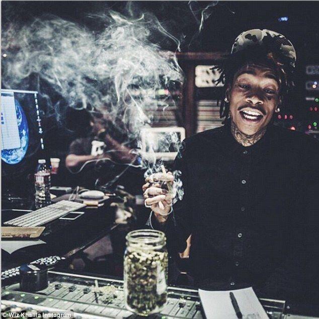 Wiz Khalifa posts smoking picture after being arrested