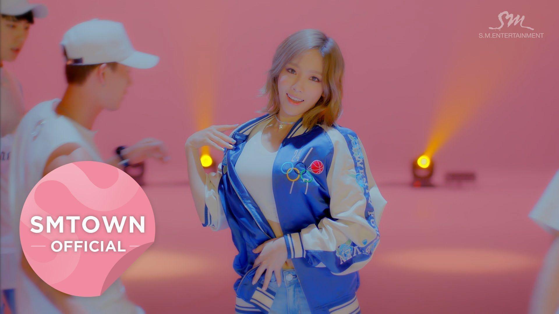 SNSD Taeyeon glasses bite. Taeyeon. SNSD and Glasses