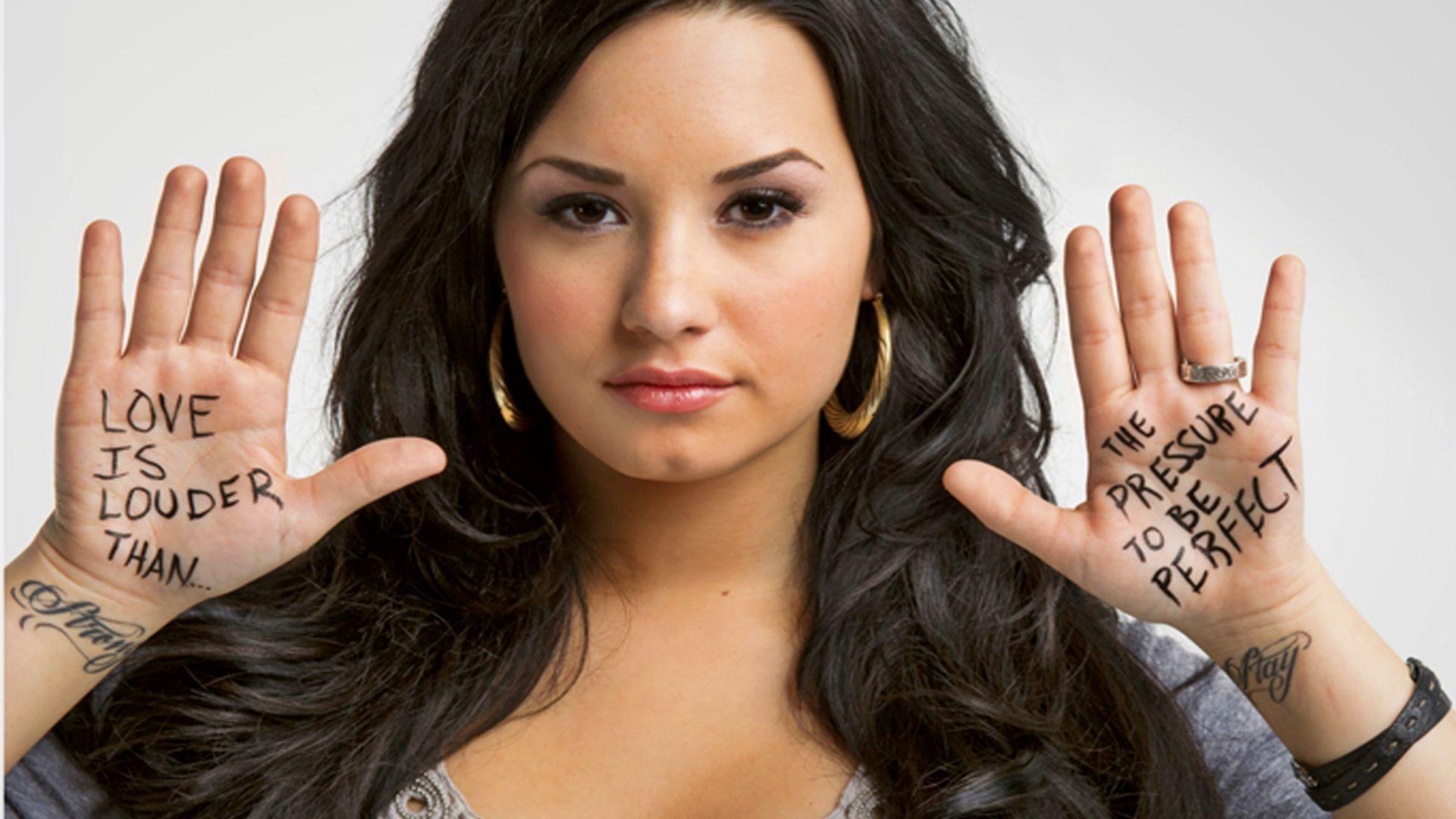 Demi Lovato Cute and Beautiful Wallpaper