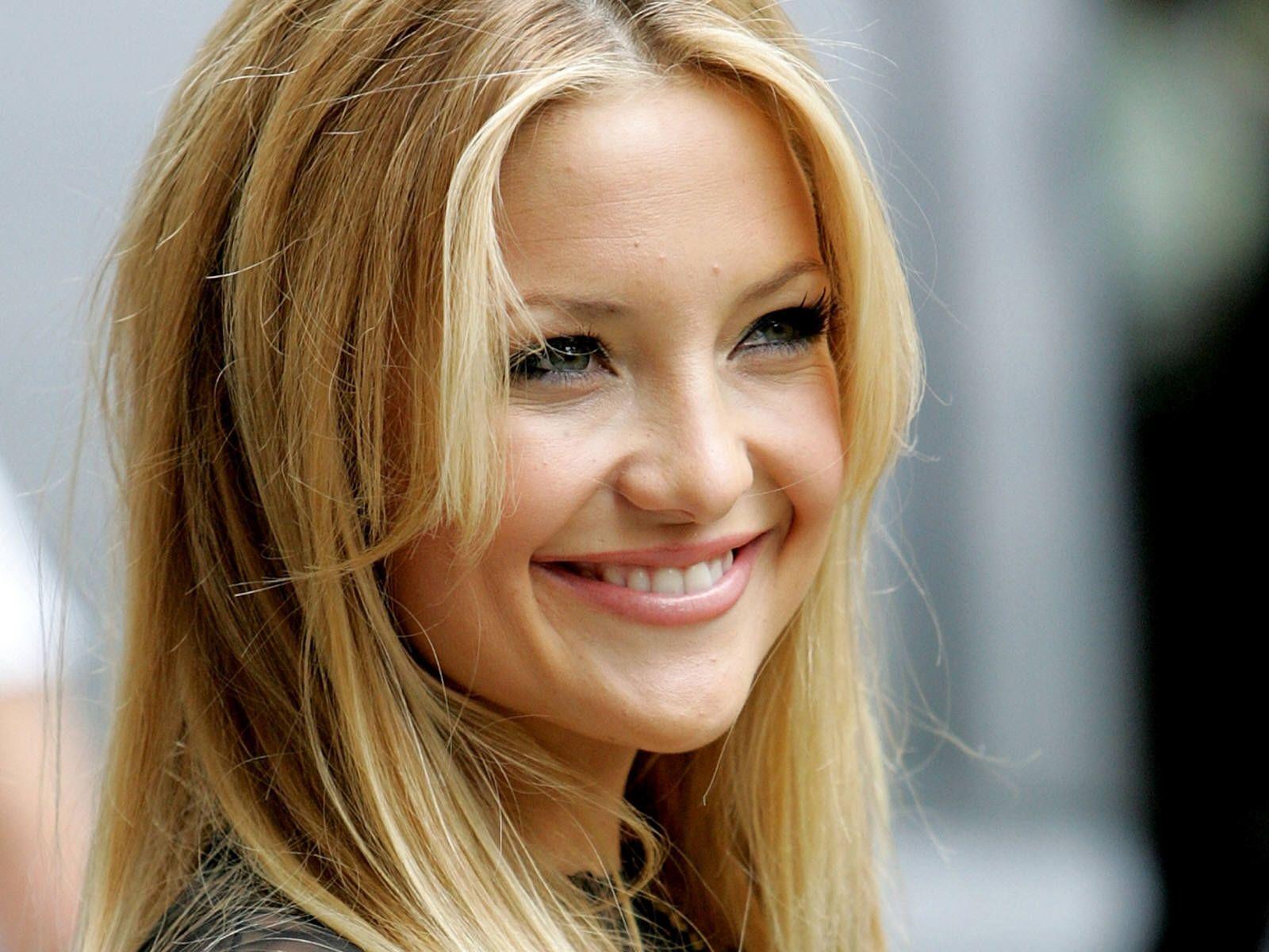 Smiling Face Kate Hudson wallpaper