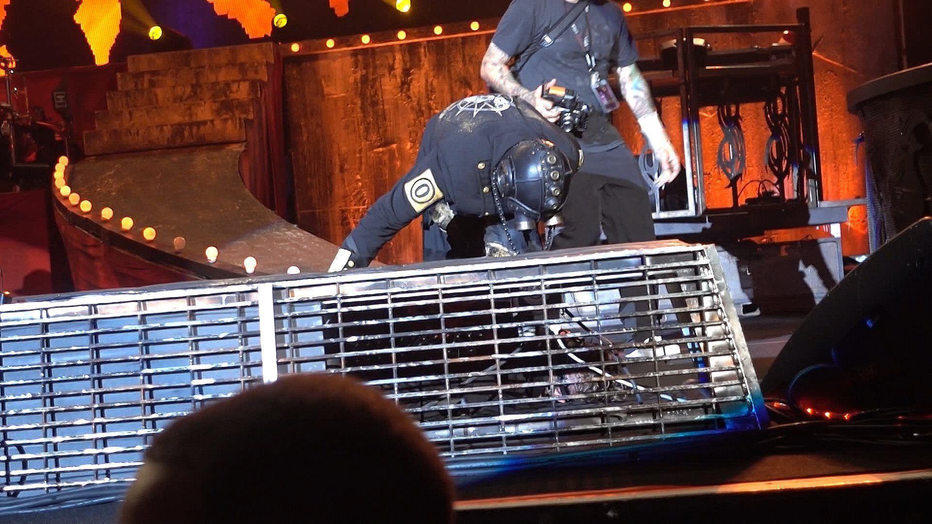 SLIPKNOT&;s Corey Taylor Knocked Out On Stage After Scary Mishap