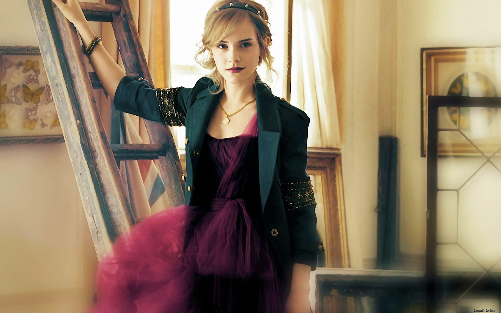 Celebrities Wallpaper, Piktpool.com.com: Emma Watson Vogue