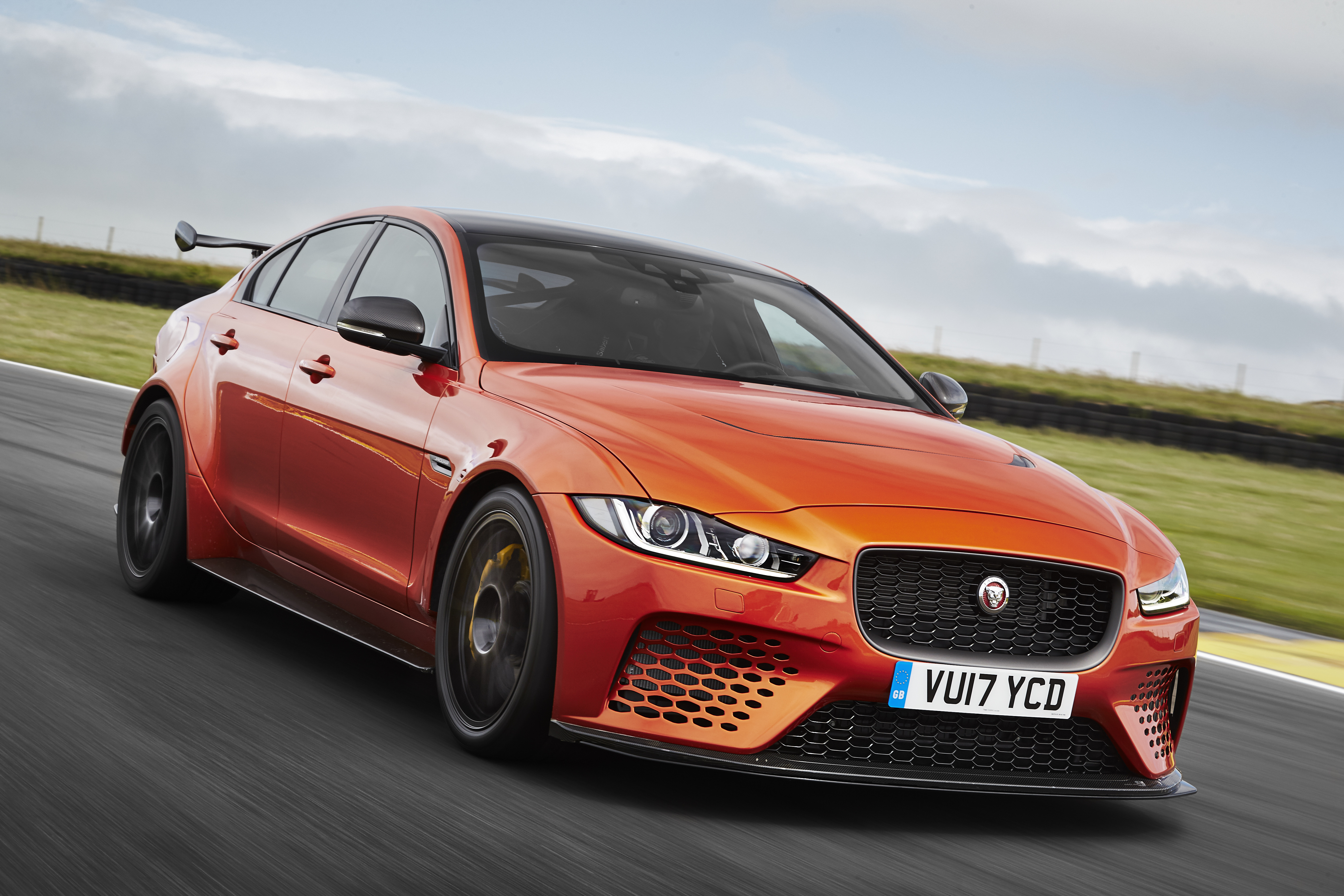 TECHNICAL PRESS KIT: JAGUAR XE SV PROJECT 8. Jaguar Media Newsroom