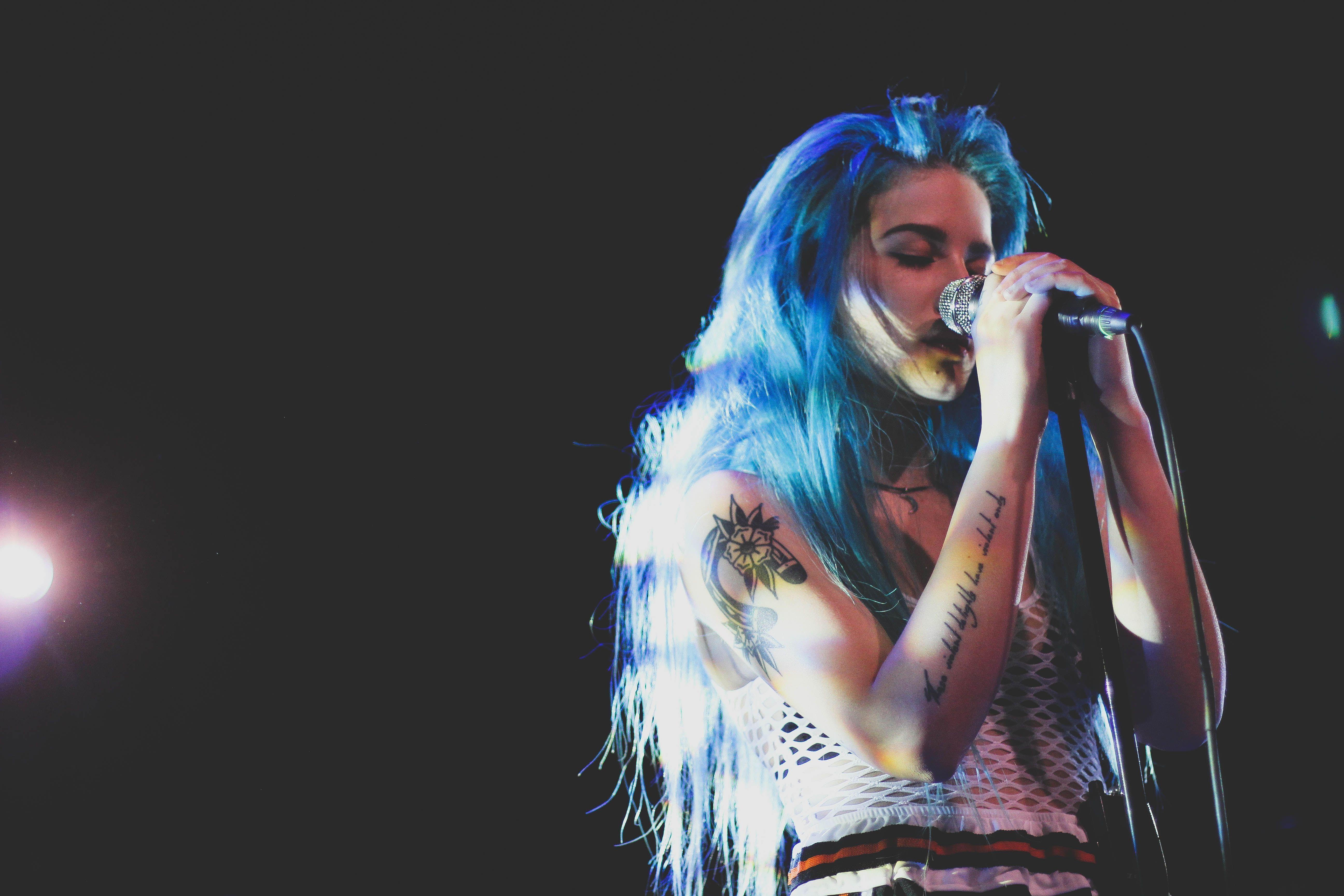 halsey wallpaper, performance, music artist, entertainment, singing, singer, performing arts, music, stage, microphone, pop music
