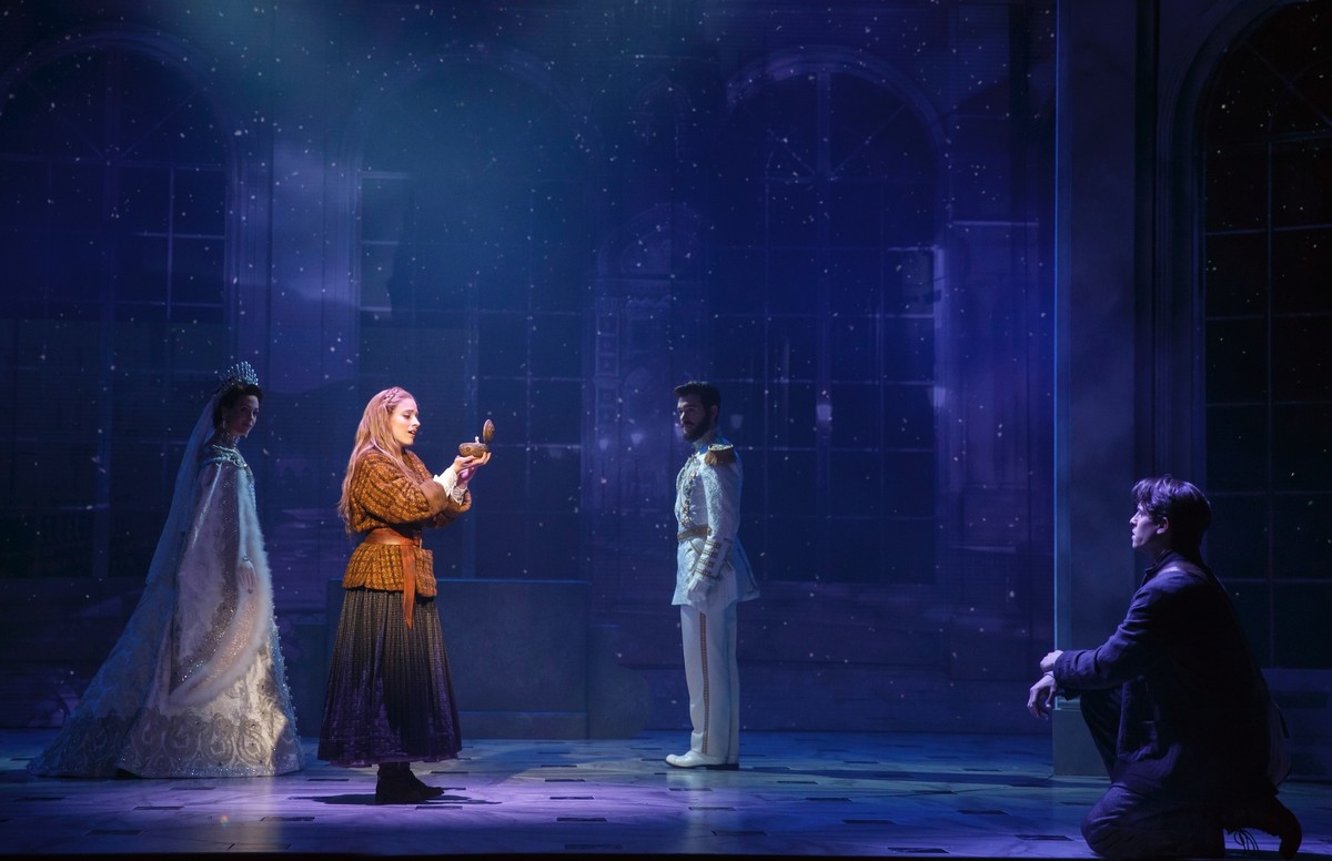 The show must go on with these Broadway wallpaper