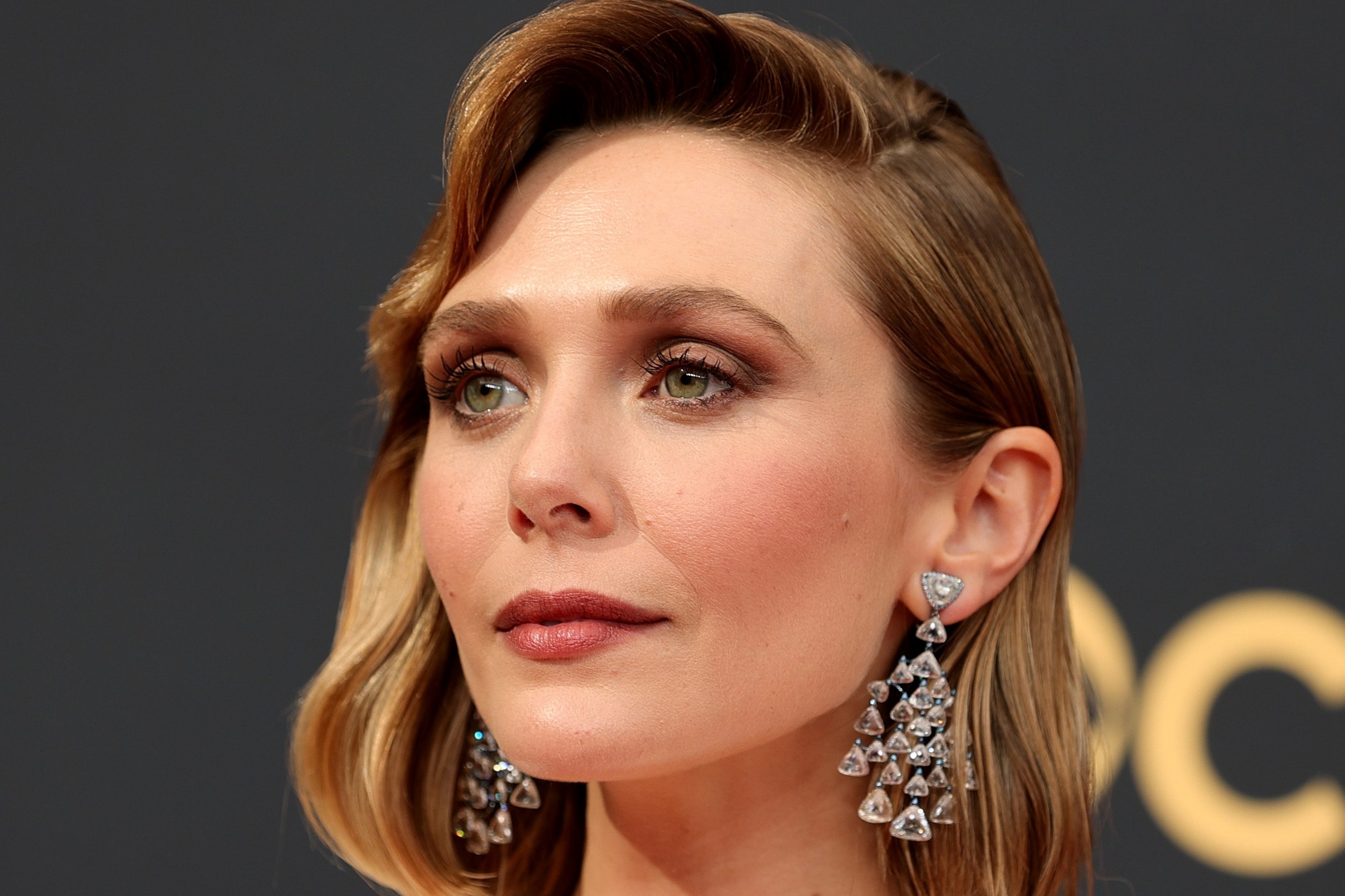 Elizabeth Olsen Debuted a Blunt Bob at the 2021 Emmys