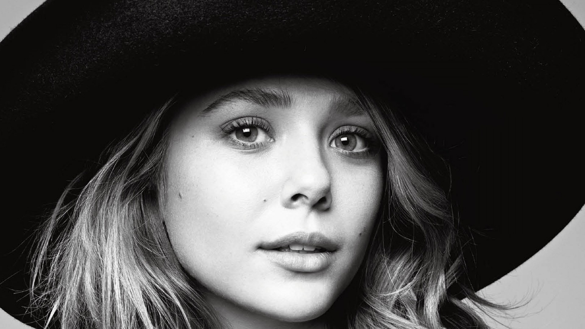 Gorgeous Elizabeth Olsen wallpaperx1080