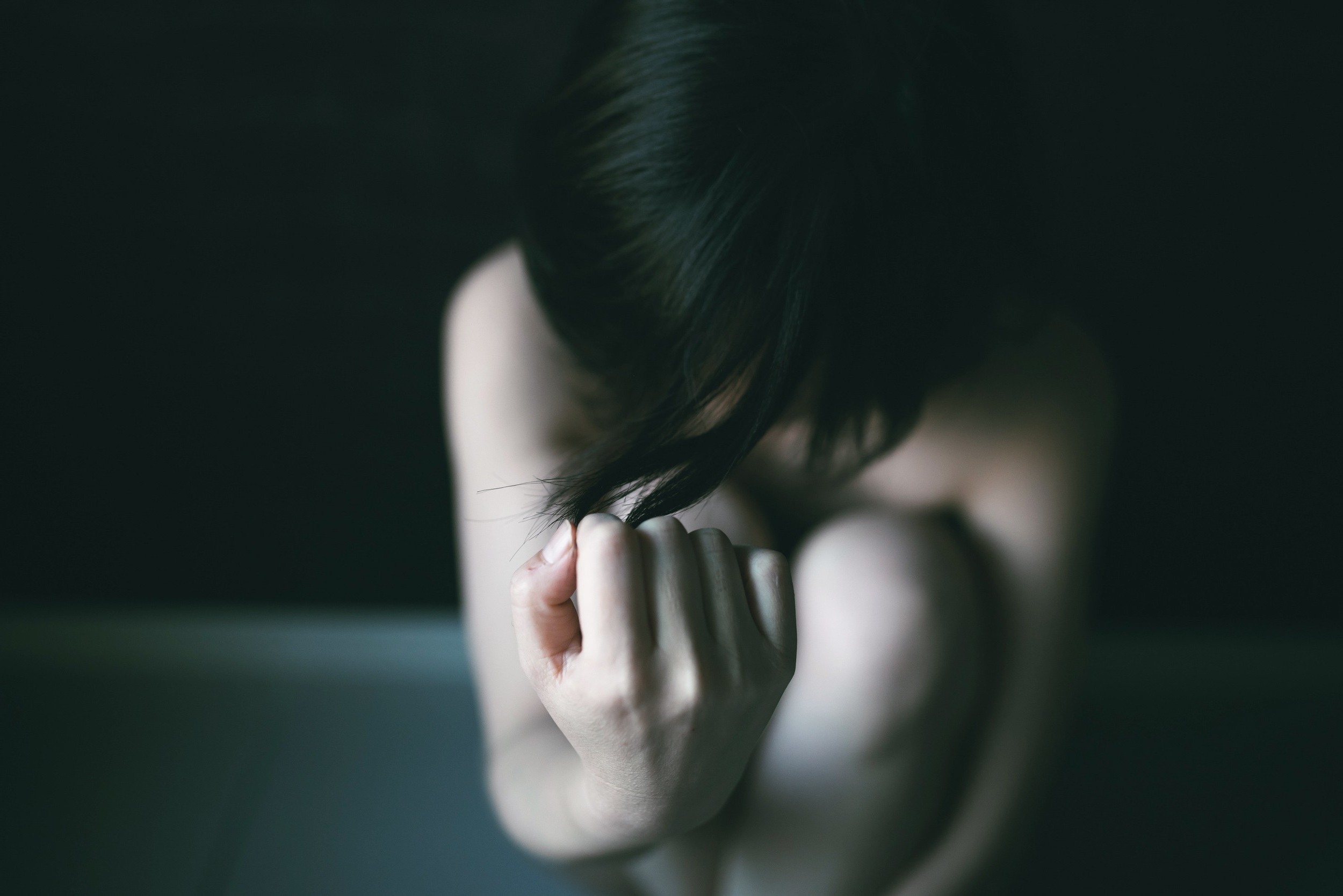 Wallpaper, women, portrait, dark, sitting, fists, mouth, emotion, head, light, girl, eye, hand, darkness, Sense, black and white, monochrome photography, organ, close up, interaction, 2500x1669 px 2500x1669