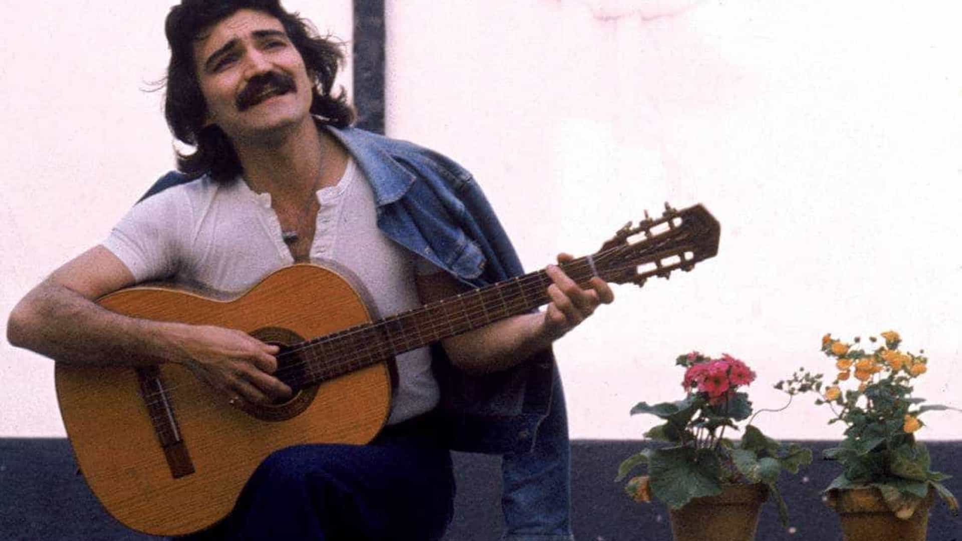 Velório de Belchior tem cortejo e banda tocando suas músicas