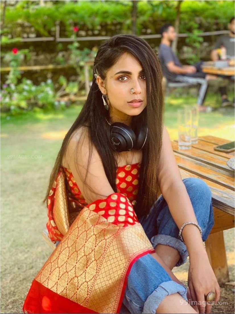 Veebha Anand HD Wallpaper (Desktop Background / Android / iPhone) (1080p, 4k) (826x1101)