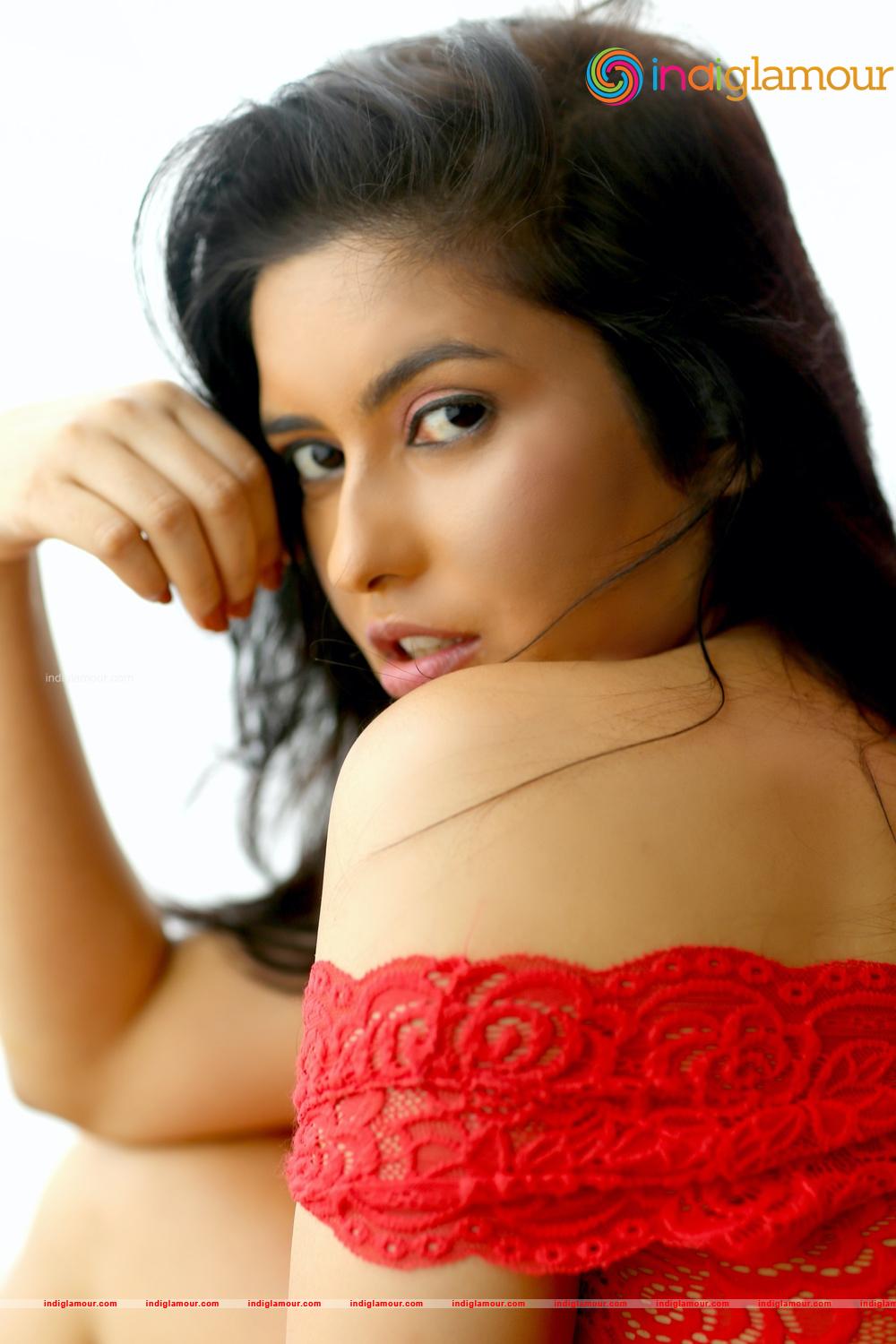 Aanchal Singh Actress HD Photo, Image, Pics And Stills Indiglamour.com