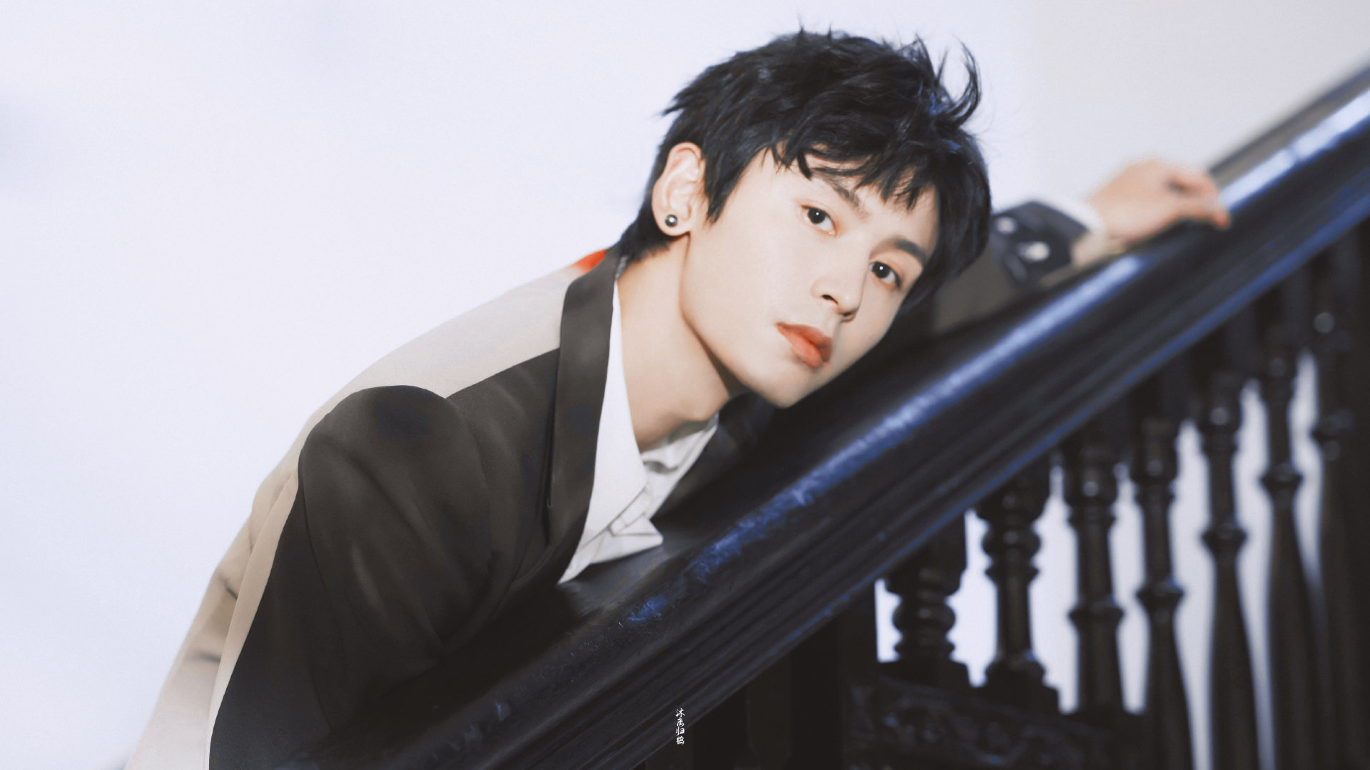 It was revealed on the Internet that Zhang Zhehan took a group photo at the Yasukuni