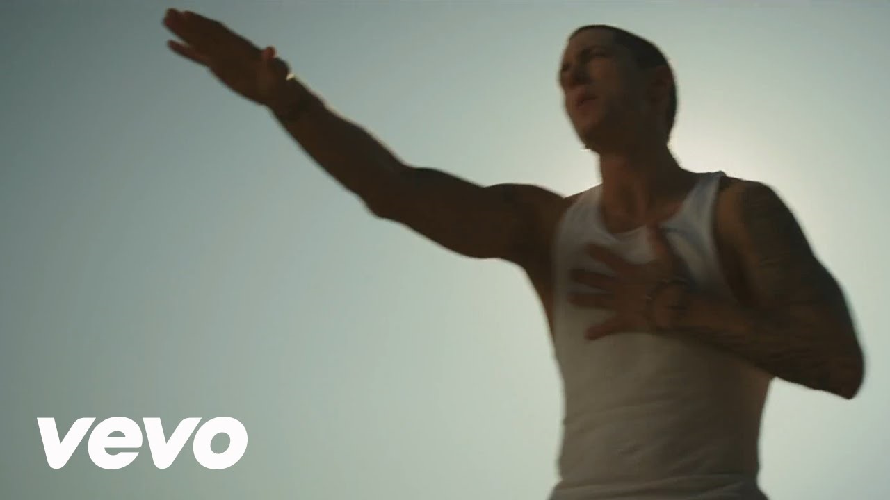 Eminem Featuring Rihanna: Love the Way You Lie (Video 2010)