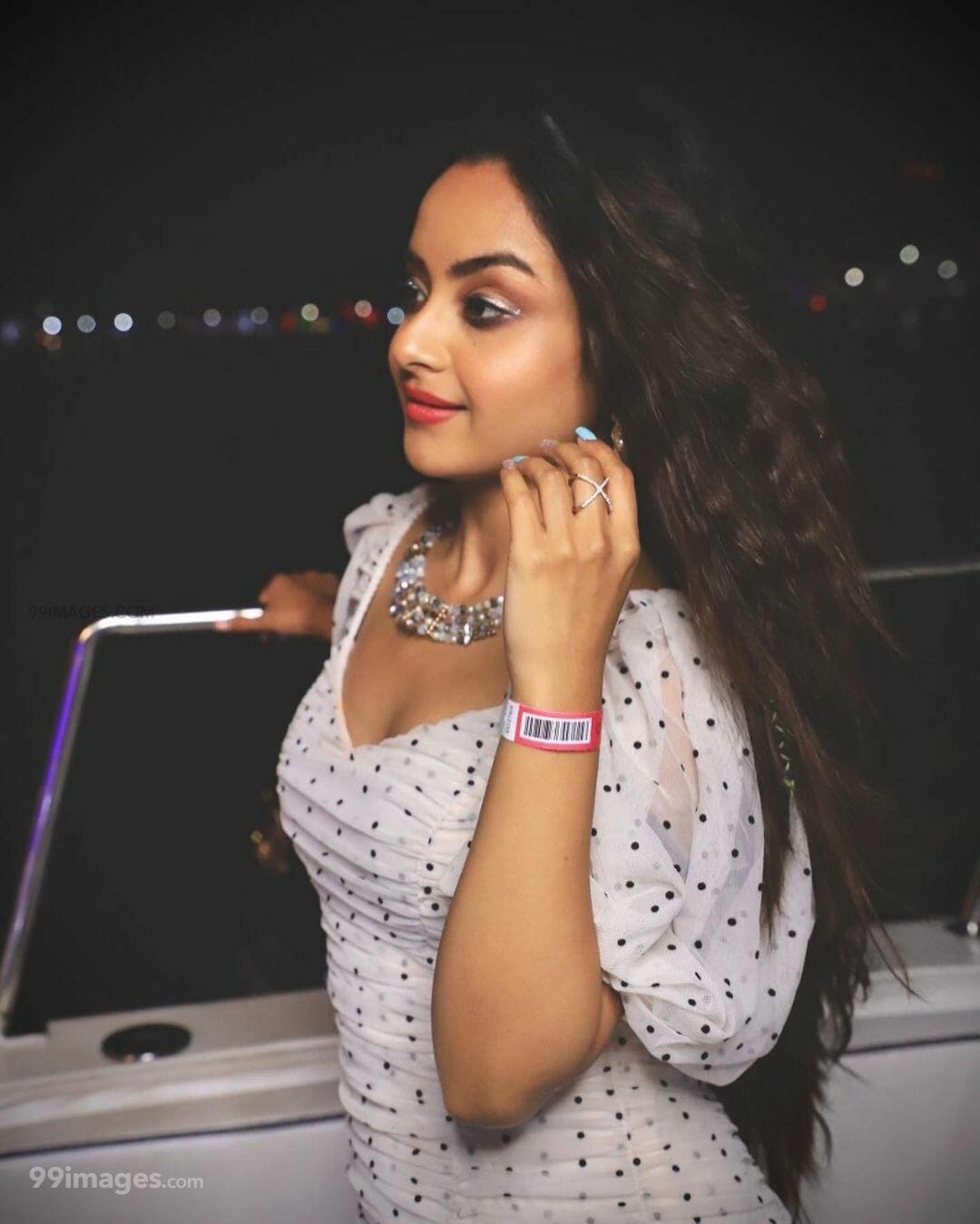 Ishita Ganguly Latest Hot HD Photohoot Photo / Wallpaper (1080p) (png / jpg)