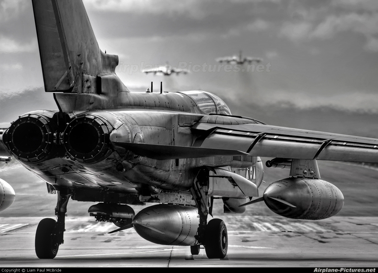 ZA405 Air Force Panavia Tornado GR.4 / 4A at Lossiemouth. Photo ID 120067