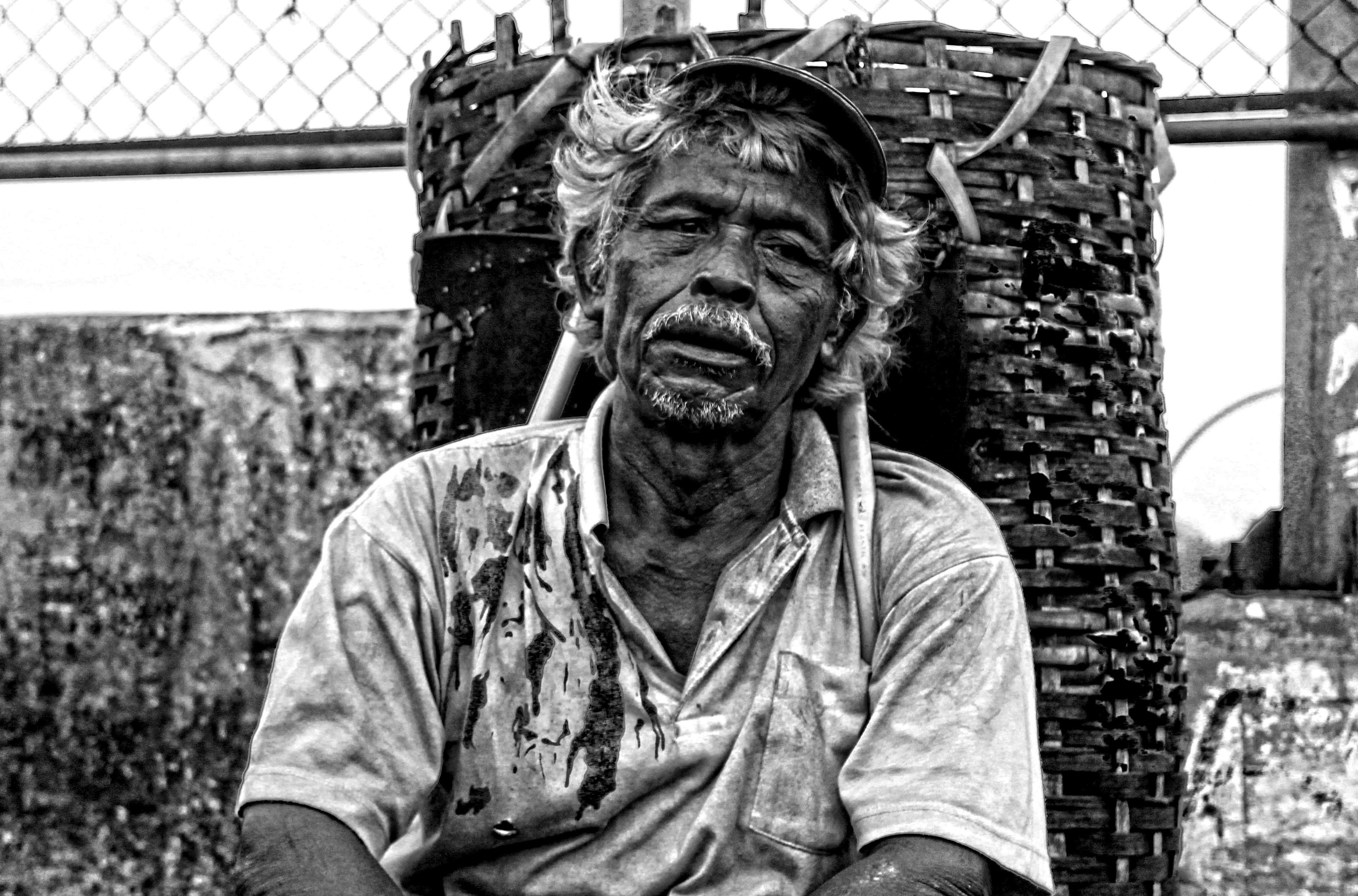 black and white, hard work, human, labor, labour, man, manual work, monochrome, old, person, poor, worker, working 4k wallpaper. Mocah HD Wallpaper
